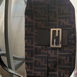 Ladies Small Fendi shoulder bag 10'W x 5'H